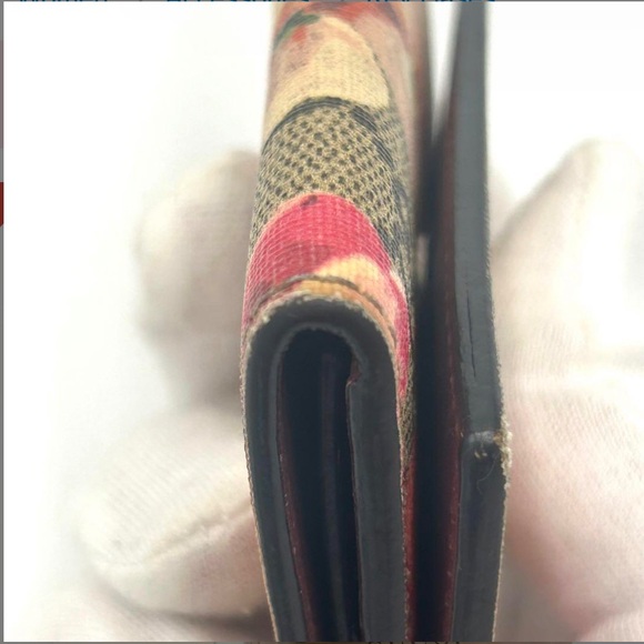 Gucci Floral KeyCase - Picture 12 of 14